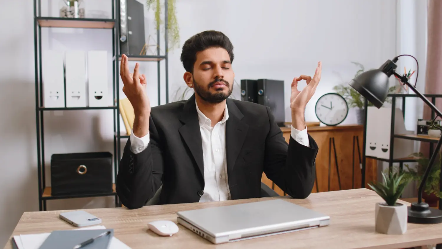 You are currently viewing How to Use Meditation to Improve Focus and Productivity